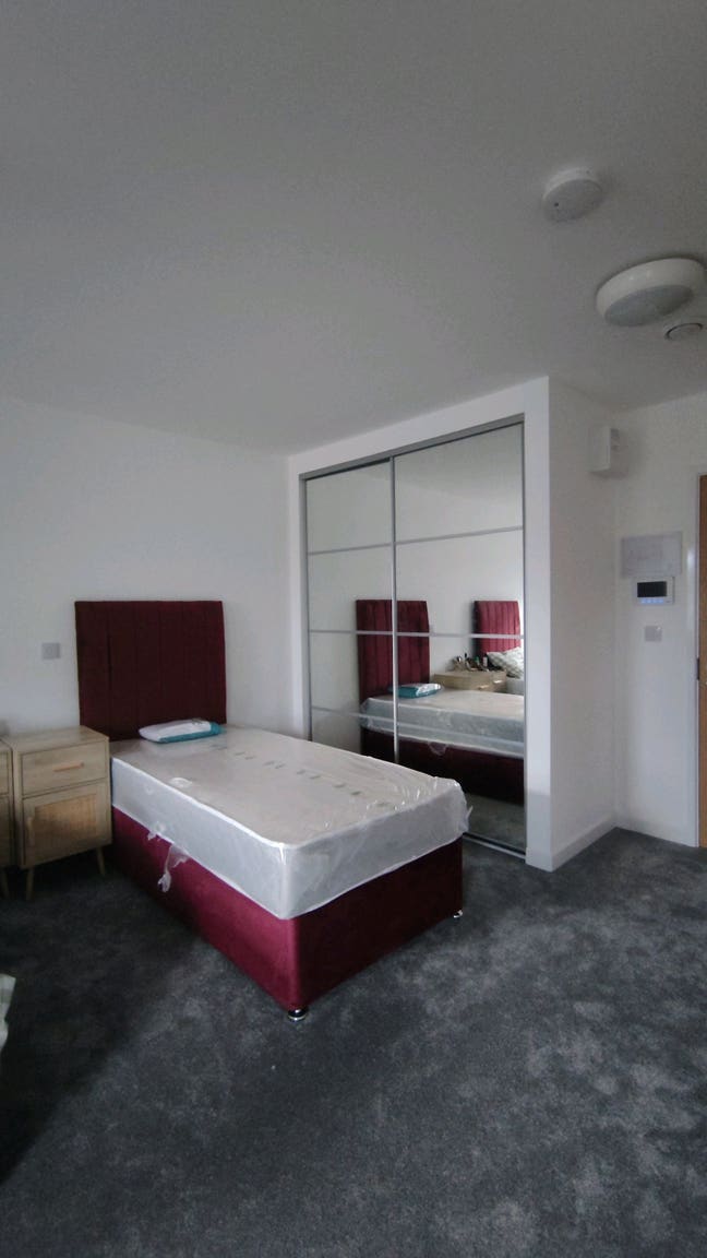 Female roommate wanted – Spacious Studio in Exeter Main Photo