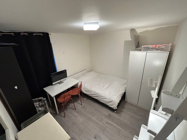 Spacious double room available now Main Photo