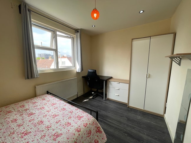 Lovely Double Room near Stepney/Mile End  Main Photo