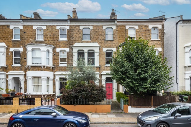 A new room available in a spacious house  Main Photo