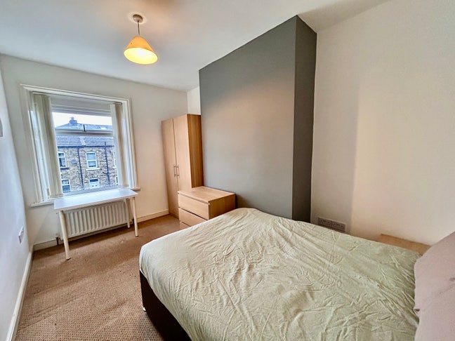 Modern Double Room with on Street Parking  Main Photo