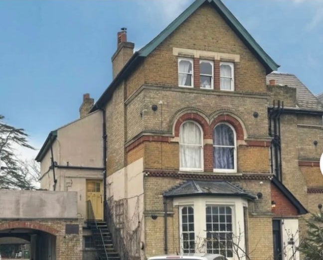 1 bed studio flat with parking, close to station  Main Photo