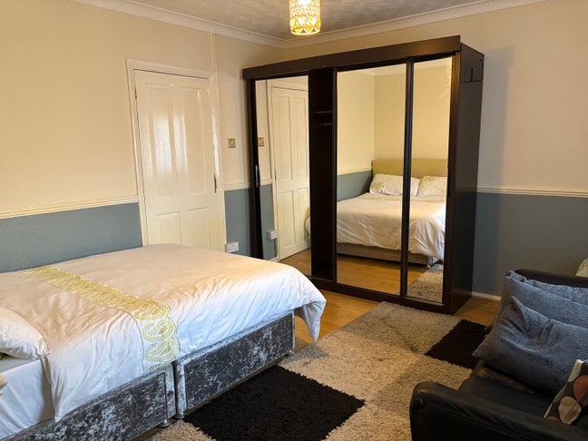 Newly Updated Large Ensuite Main Photo