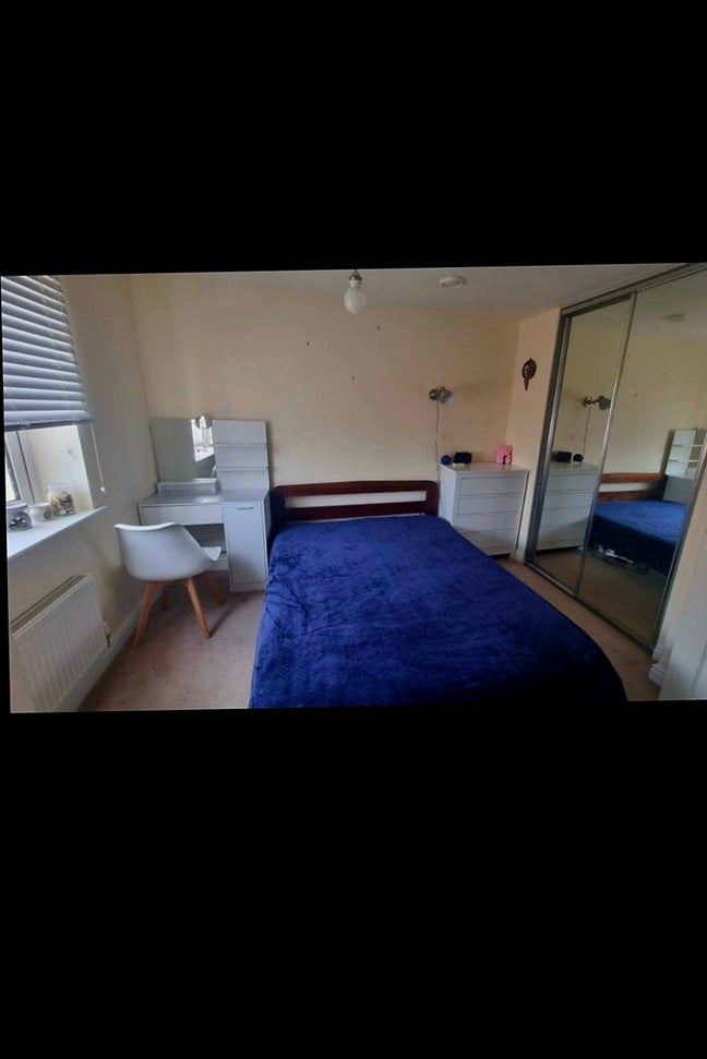 En suite double bedroom Main Photo