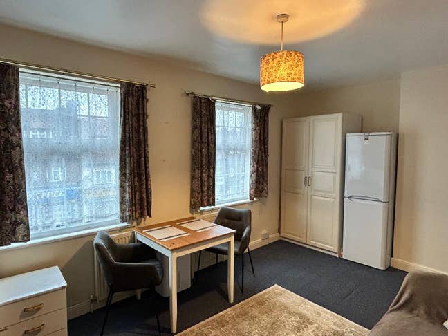 Big double room. Good connection to central London Main Photo