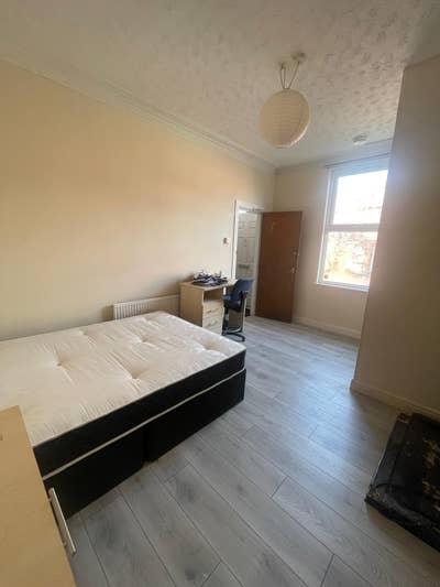 Stunning Room in Cross Green Main Photo