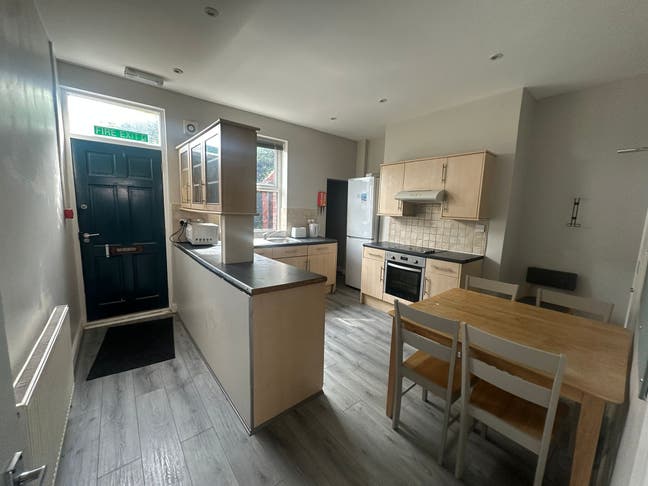  Room in 4 Bed in Hyde Park Main Photo