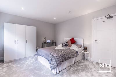 Double Room Overlooking Richmond Park  Main Photo