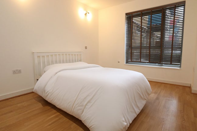 3 Beautiful Rooms! Modern Flat in Prime Location Main Photo