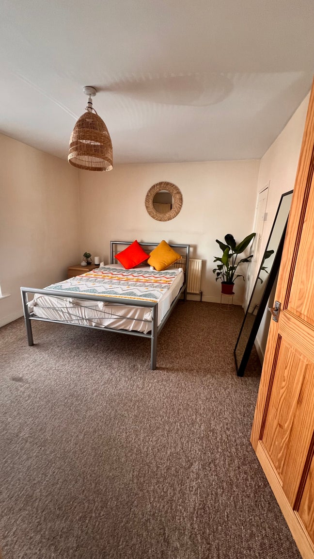 Double room with private bathroom for rent Main Photo