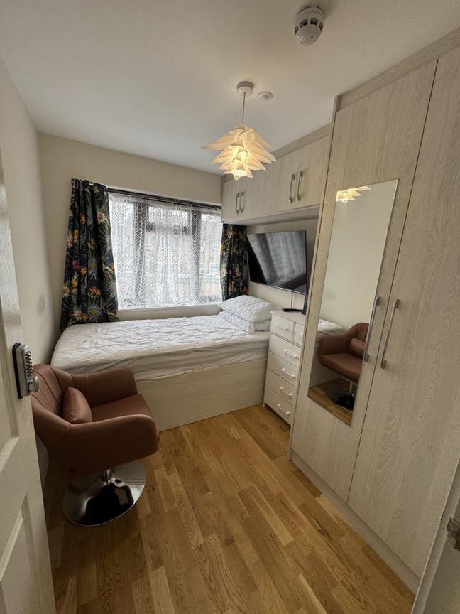 Single bedroom from a shared house- Sutton(SM1) Main Photo