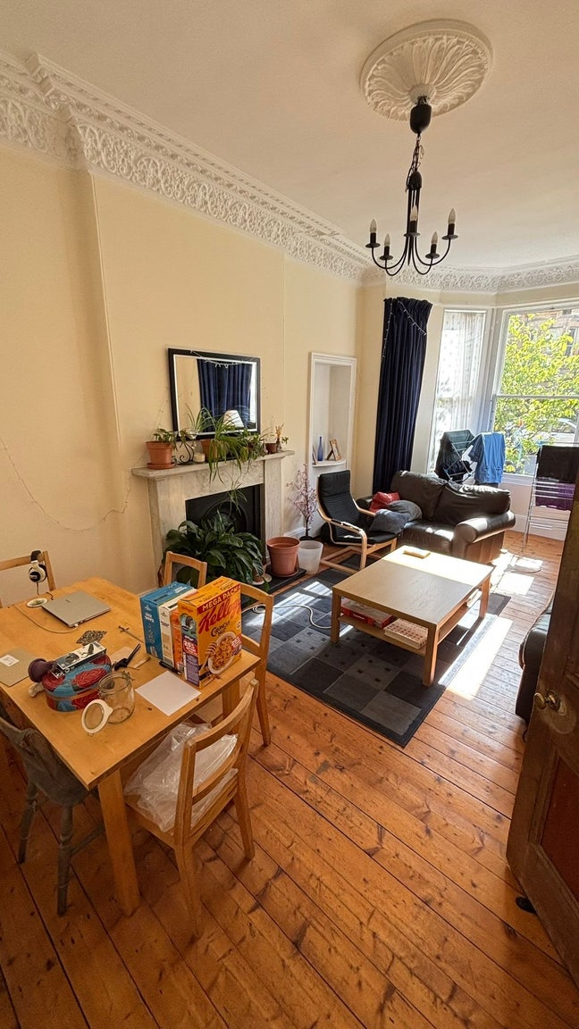 Room Available ASAP in a Friendly 3-Bed Flat! Main Photo