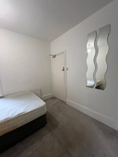 Single Room with Double Bed & Ensuite  Main Photo