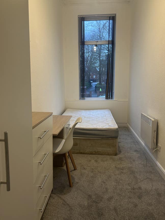 2 bed flat on cardigan road Main Photo