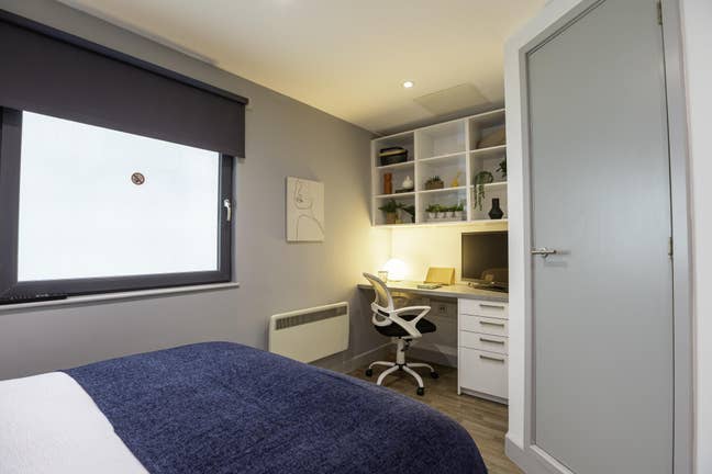 En-suite Studio Available for Tenancy Takeover! Main Photo