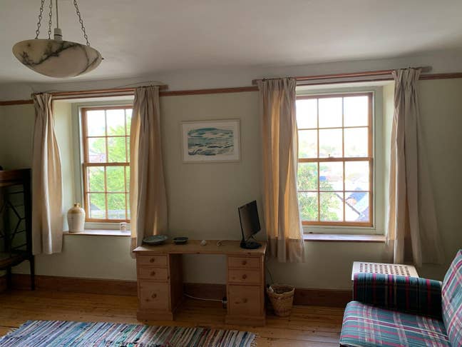 2 large rooms in female household Main Photo