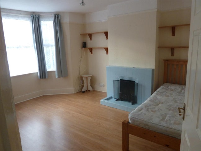 Double Bedroom in Epsom Main Photo