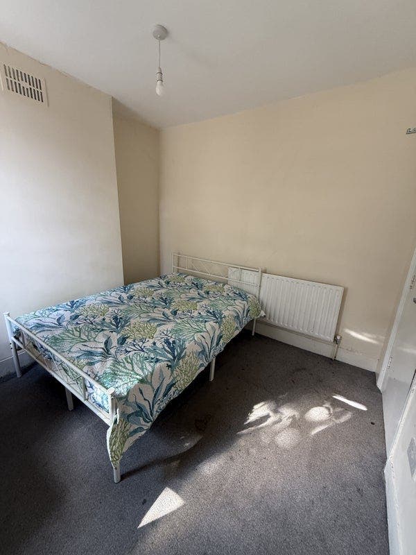 Spacious Double Room at Mile End inc bills  Main Photo
