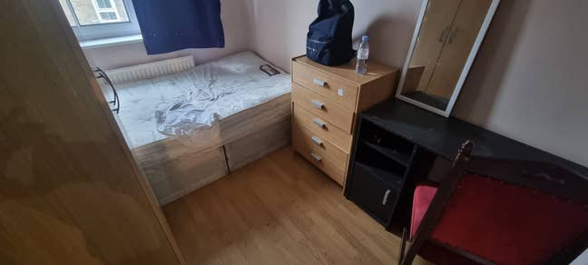 Available now small double room E14 Main Photo