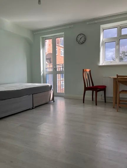 First floor studio in Mitcham*Couple Allowed*2 Mar Main Photo