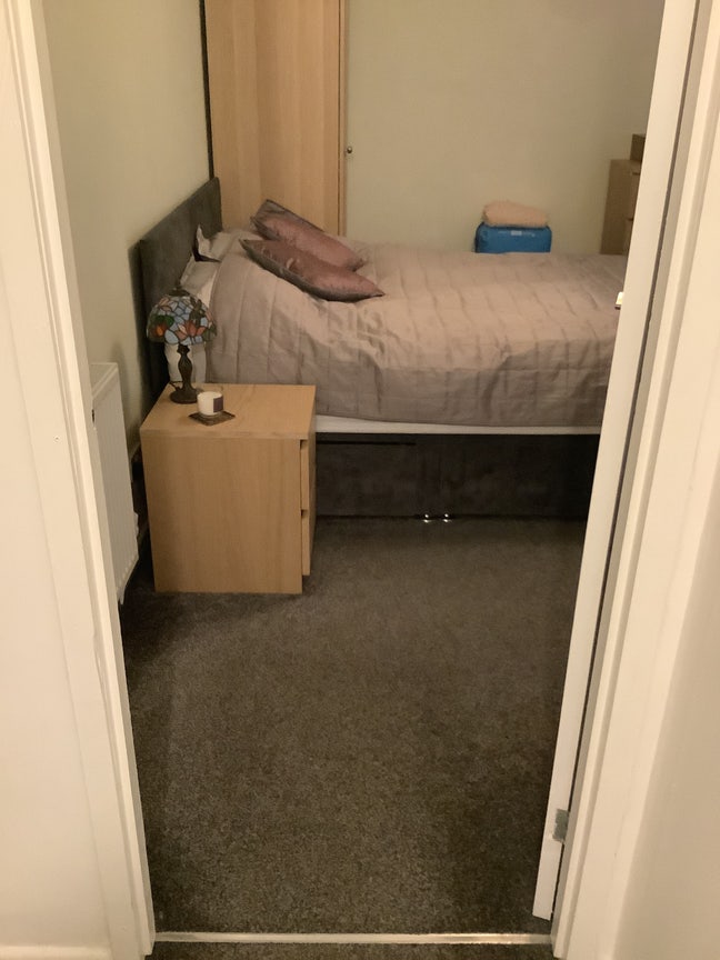 King size bedroom Main Photo