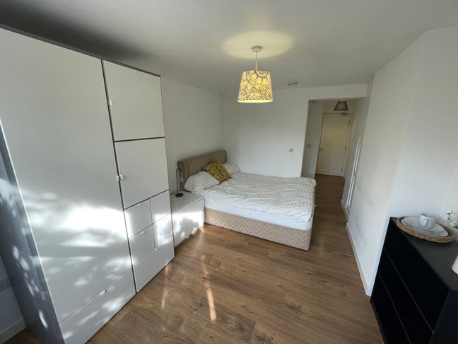 Large Couples En-Suite Room PE1  Main Photo