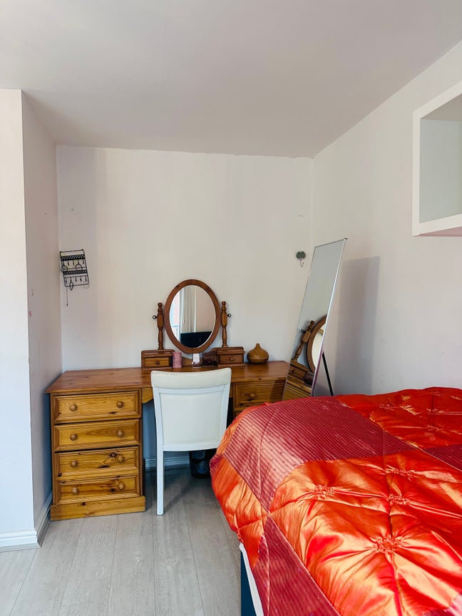 Rooms Available to Rent – M11 Main Photo