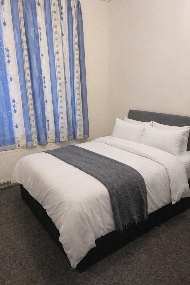 Spacious double bedroom available - furnished  Main Photo