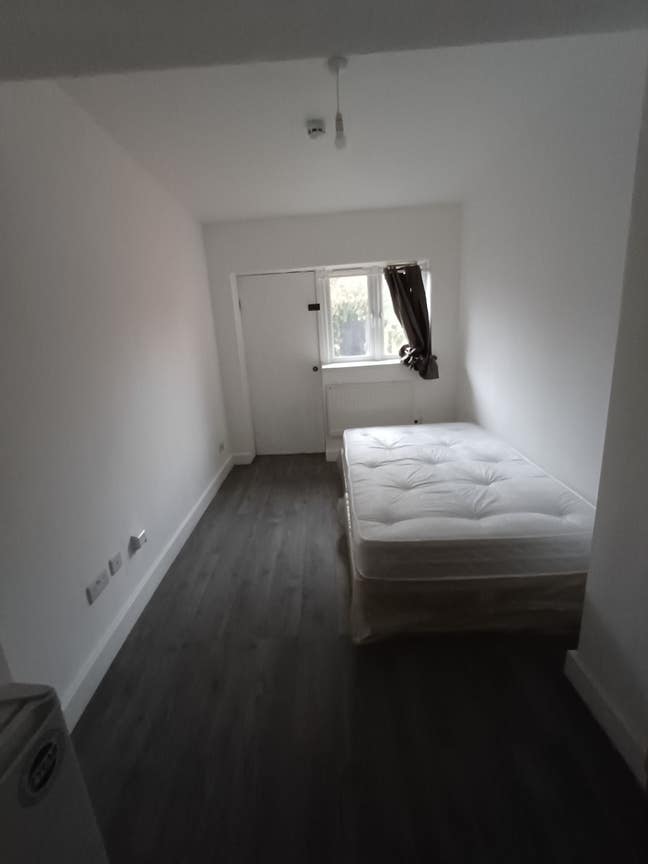 Studio Room Available - North Circular Road, Neasd Main Photo