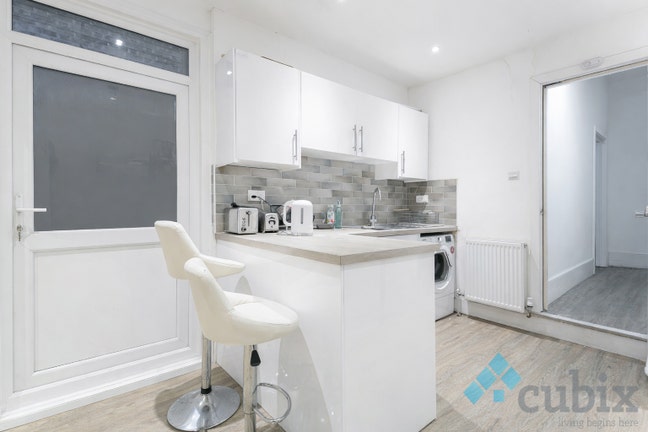 3 double rooms in zone 1 with all bills included  Main Photo