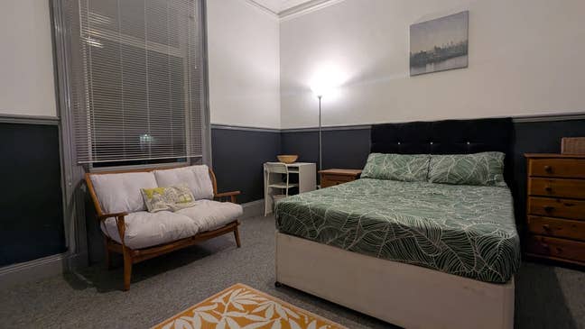 Bright Large Student Room  Main Photo