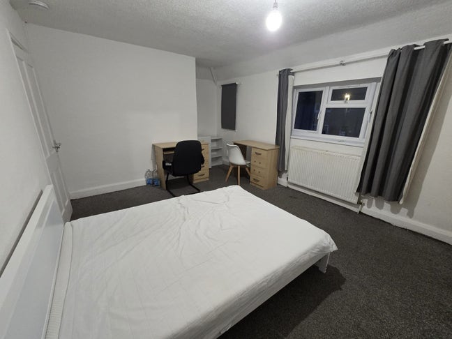 Double bedroom in a shared house available Main Photo