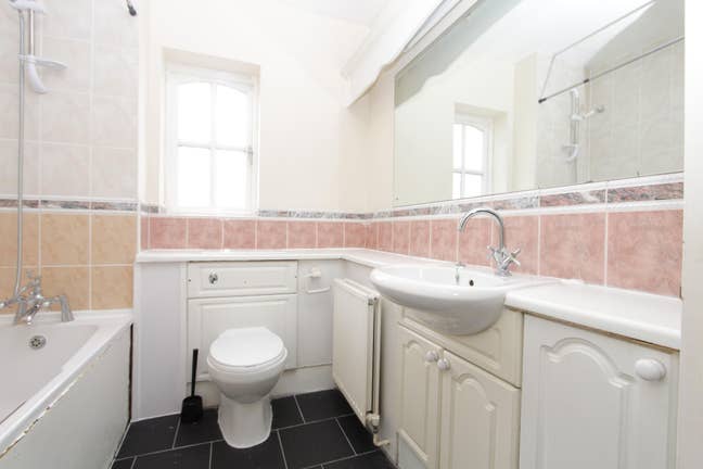 Luxury Ensuite by the River! Rare opportunity Main Photo