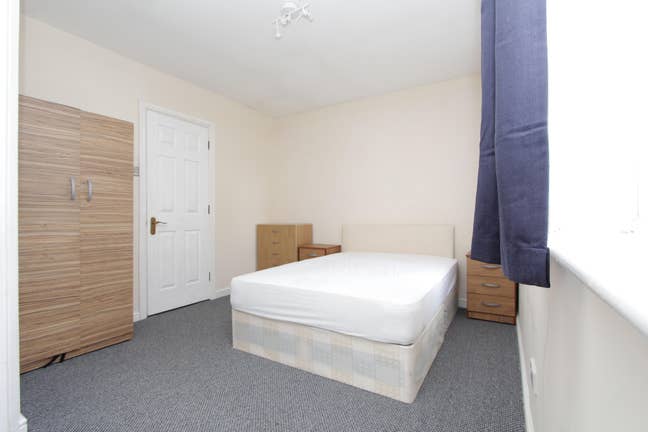 Luxury Ensuite by the River! Rare opportunity Main Photo