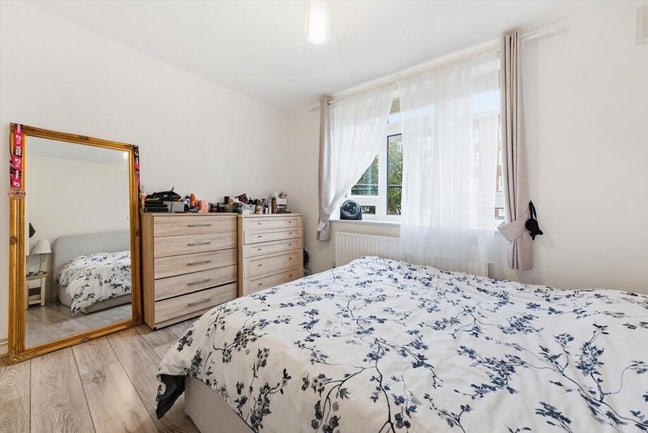 Room to rent in luxury apartment  Main Photo