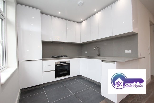 Modern 3 Bed 2 Bath in Golders Green Main Photo