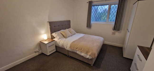 Spacious Double in S2 with transport links Main Photo