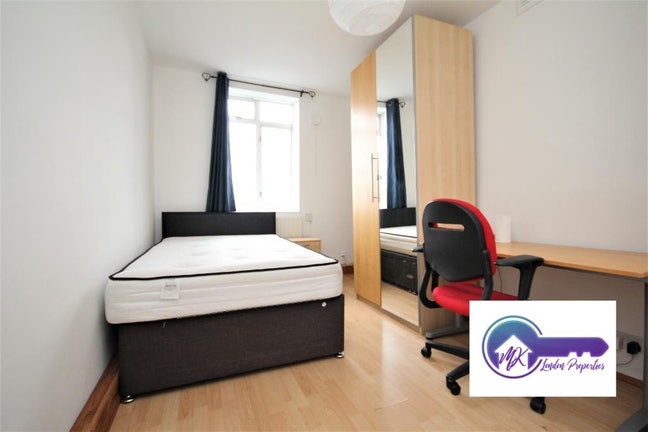 3 Bed Flat in Whitechapel / Stepney Green Main Photo