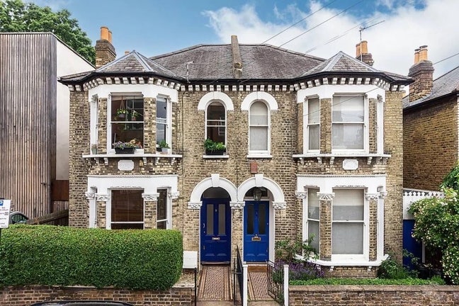 1 Bed Flat off Northcote Road  Main Photo