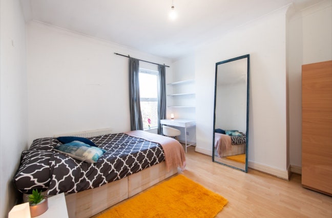 Lovely, bright double room right next to the tube Main Photo