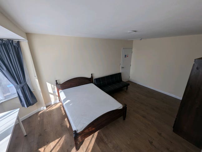 Lovely Double Ensuite Room | 10Min to  Station Main Photo