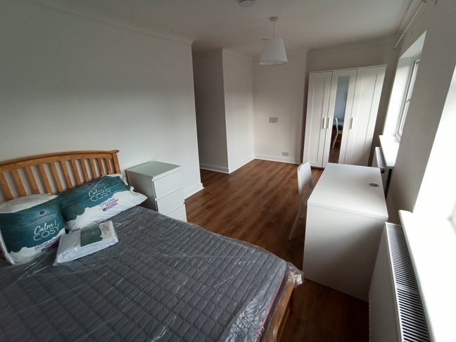 Garden View & Newly Renovated Room in Modern Flat Main Photo