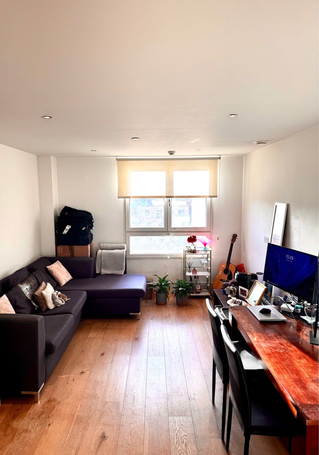 Modern 1 bed flat on Clapham High Street Main Photo