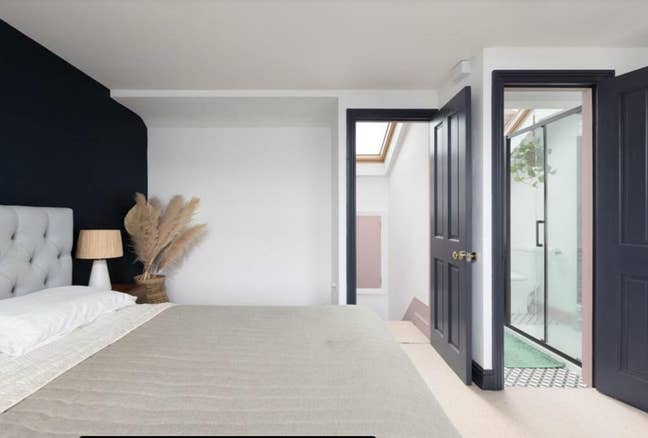 Large airy Loft Room with En-suite Main Photo