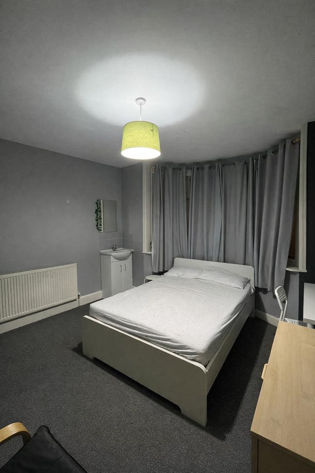 Bright & Modern Furnished Single Room Main Photo