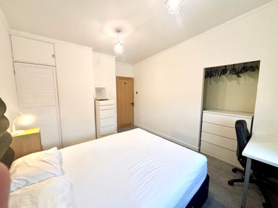 Large Double  Room - In a Newly Renovated Property Main Photo