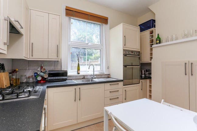 Bright room with doors to garden - Ealing Common Main Photo