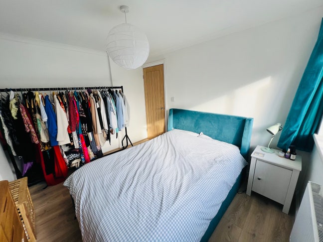 Double bedroom in friendly shared home  Main Photo