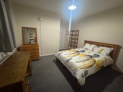 Bright, Spacious Double Bedroom in Christian House Main Photo