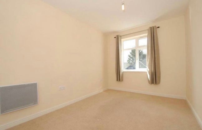 A bright double bedroom with its own private bathr Main Photo